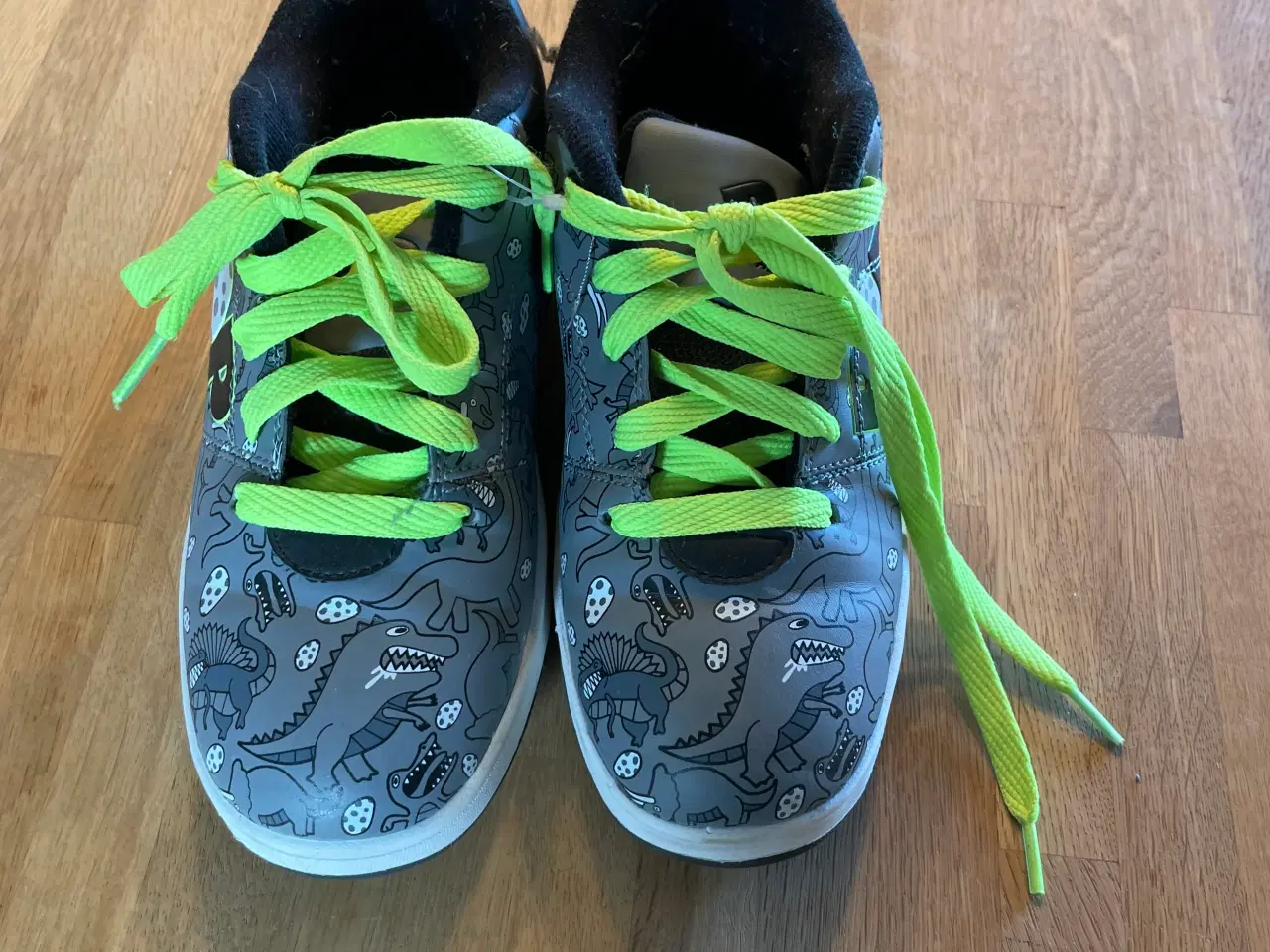 Billede 5 - POP rullesko str. 35 grå/neon med dinosaur-mønster