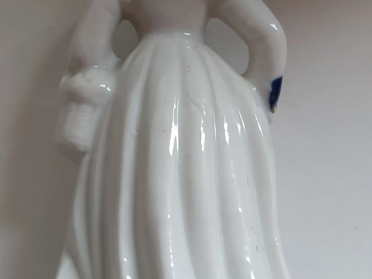 Billede 2 - Porcelænsfigur - kvinde klædt ud til fin fest Høj
