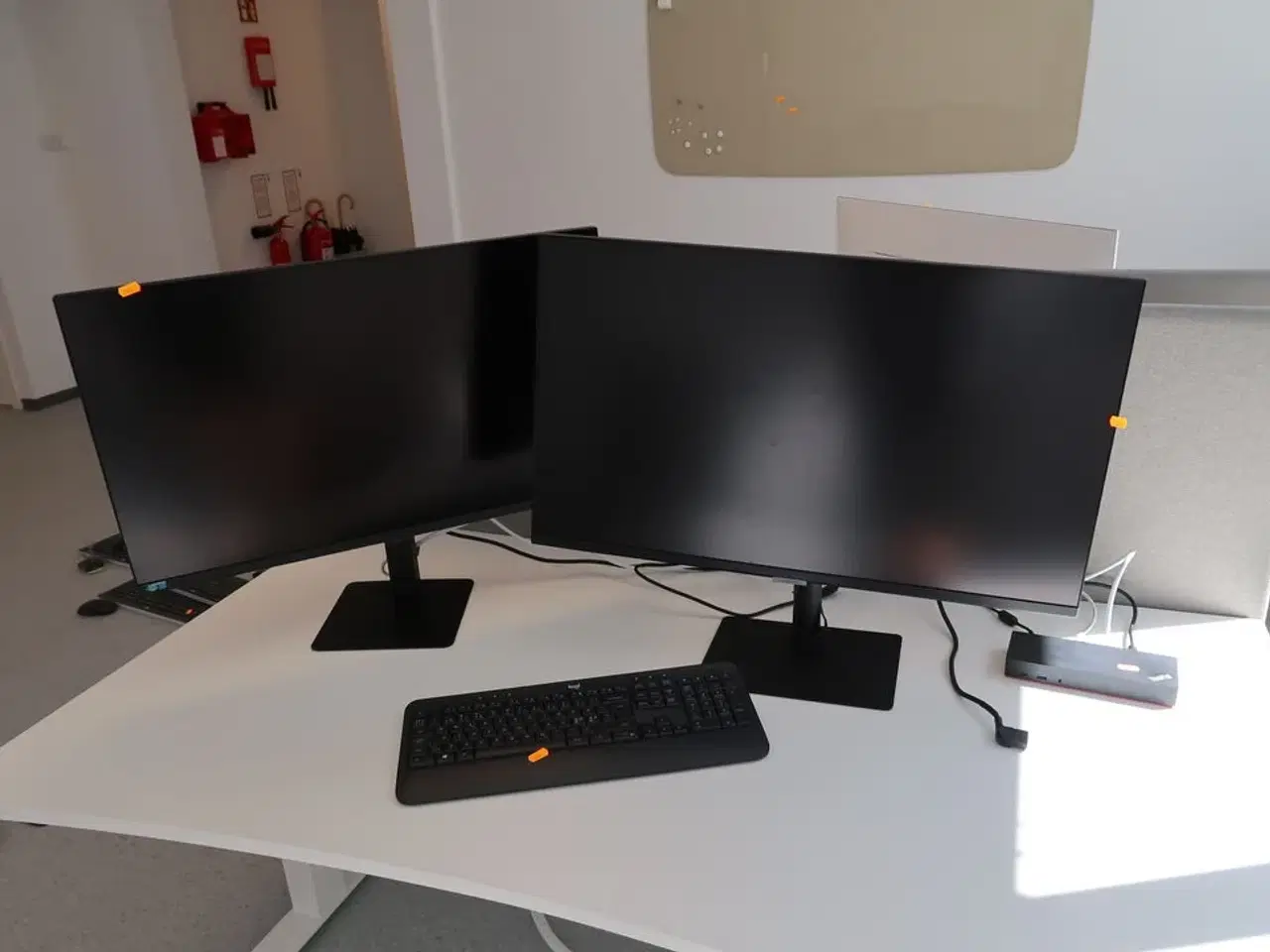Billede 1 - 2 stk. computerskærme SAMSUNG S32A600UUU med dockingstation og tastatur