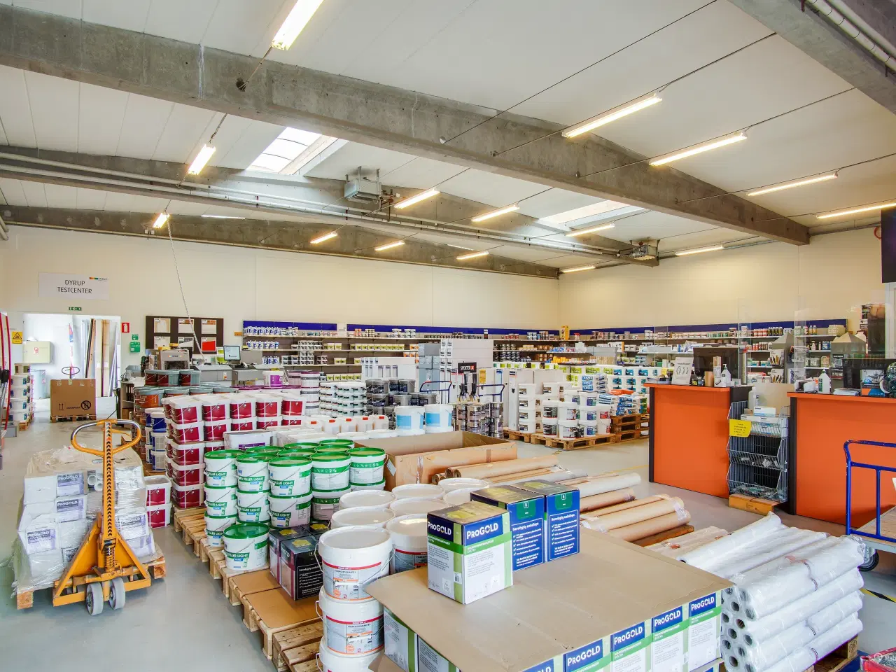 Billede 1 - Stor rummelig engros butik/lager med tilhørende kontorer