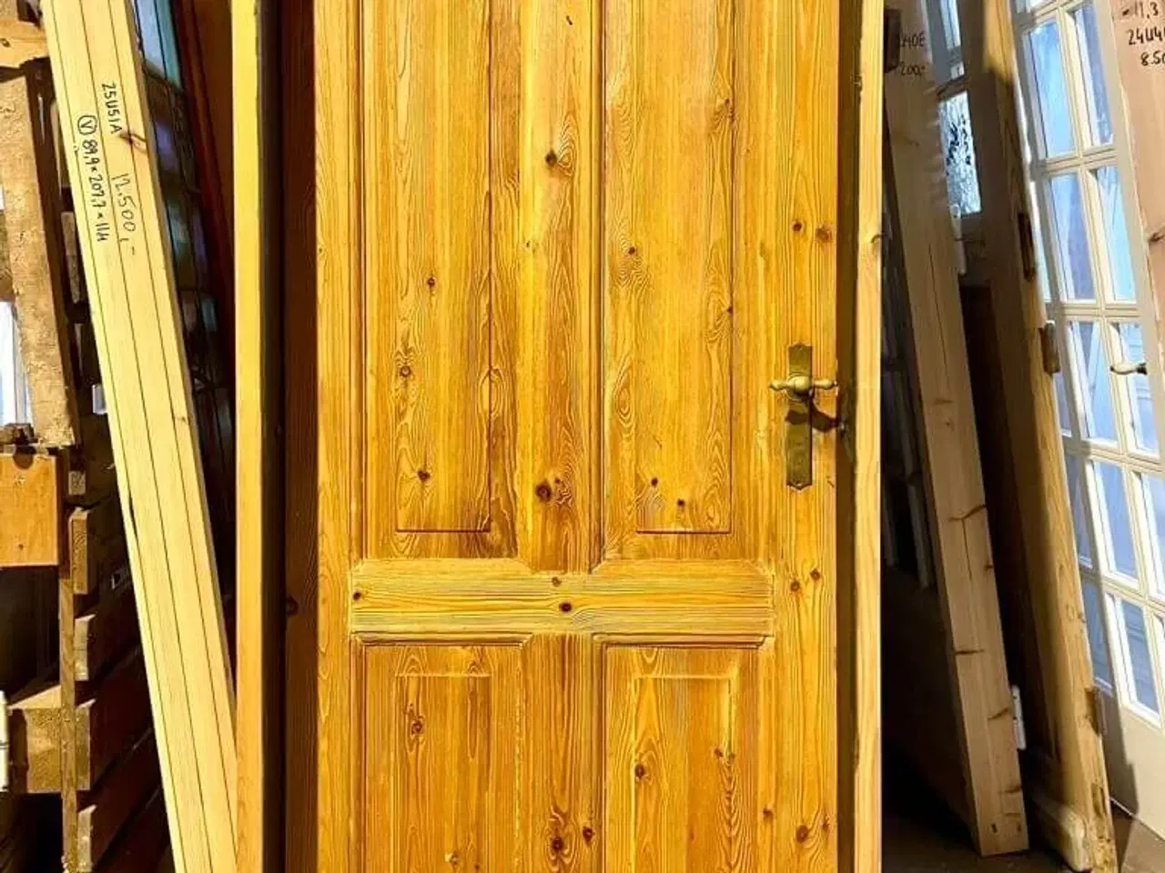 Billede 2 - Lav, klassisk Dannebrogsdør m. karm