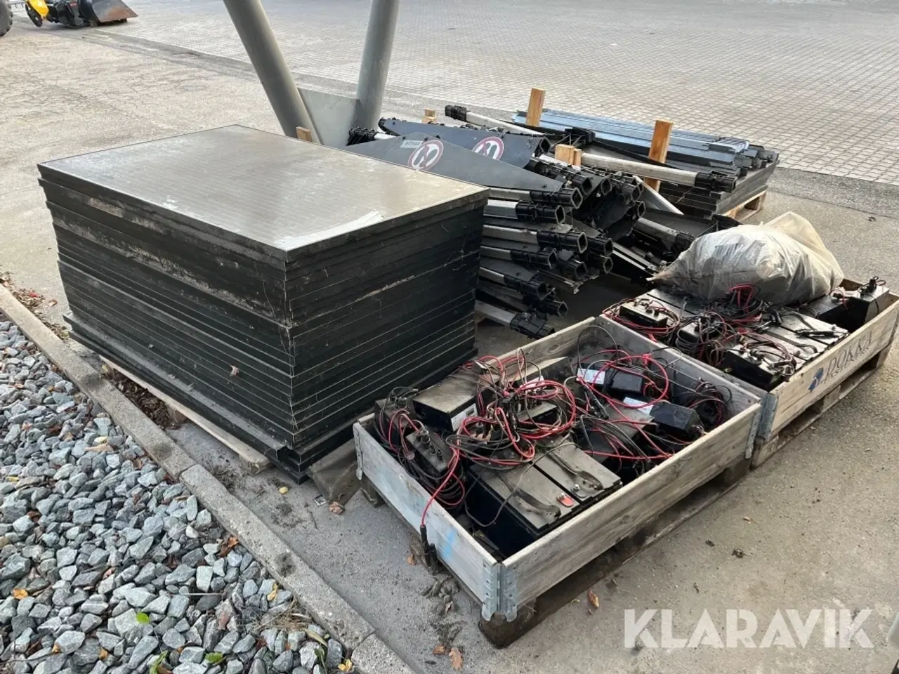 Billede 1 - Solcellestationer til Robotplæneklipper 30 paneler - 10 batteripakker