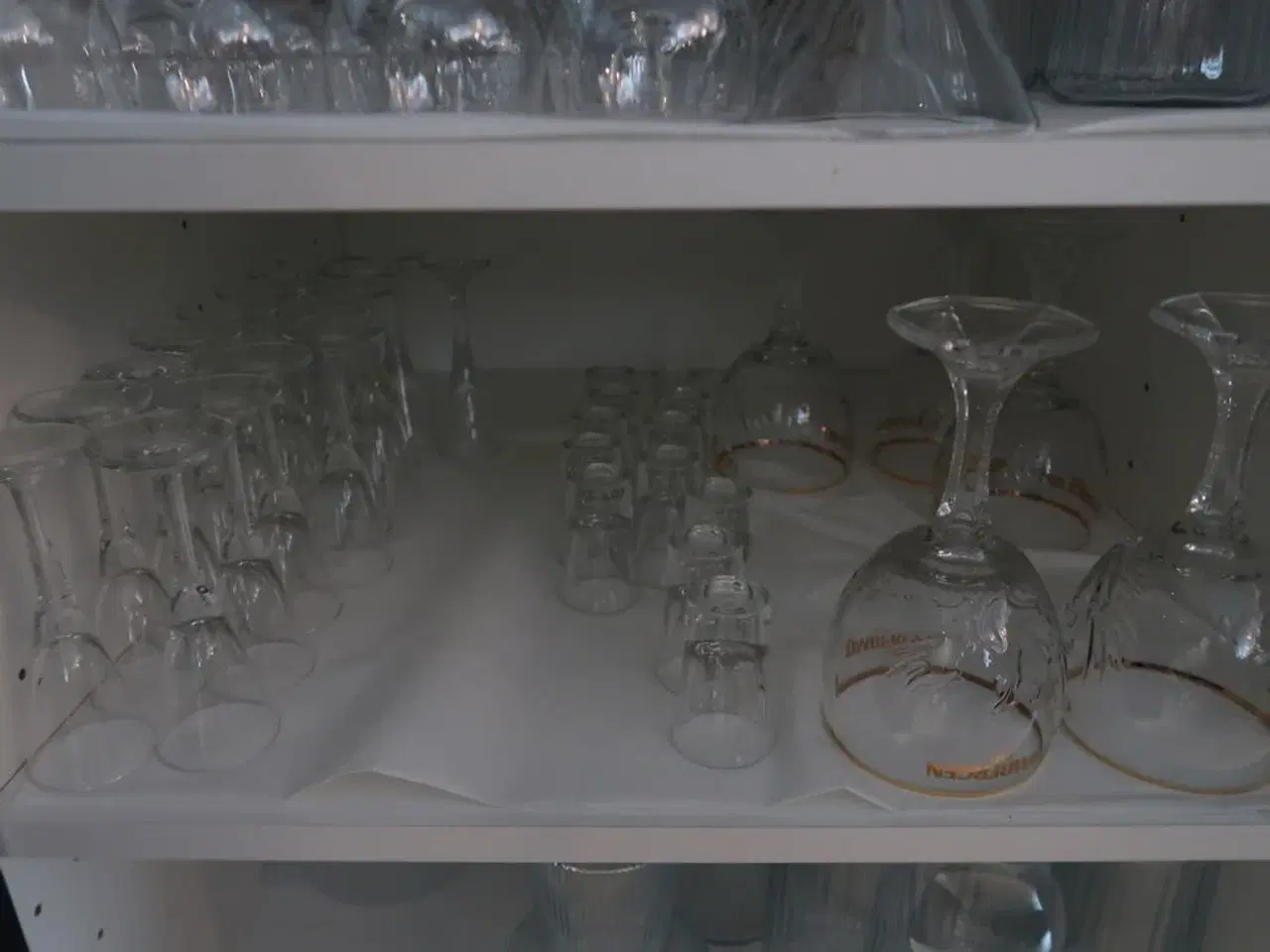Billede 3 - Stort parti øl & vinglas i skab