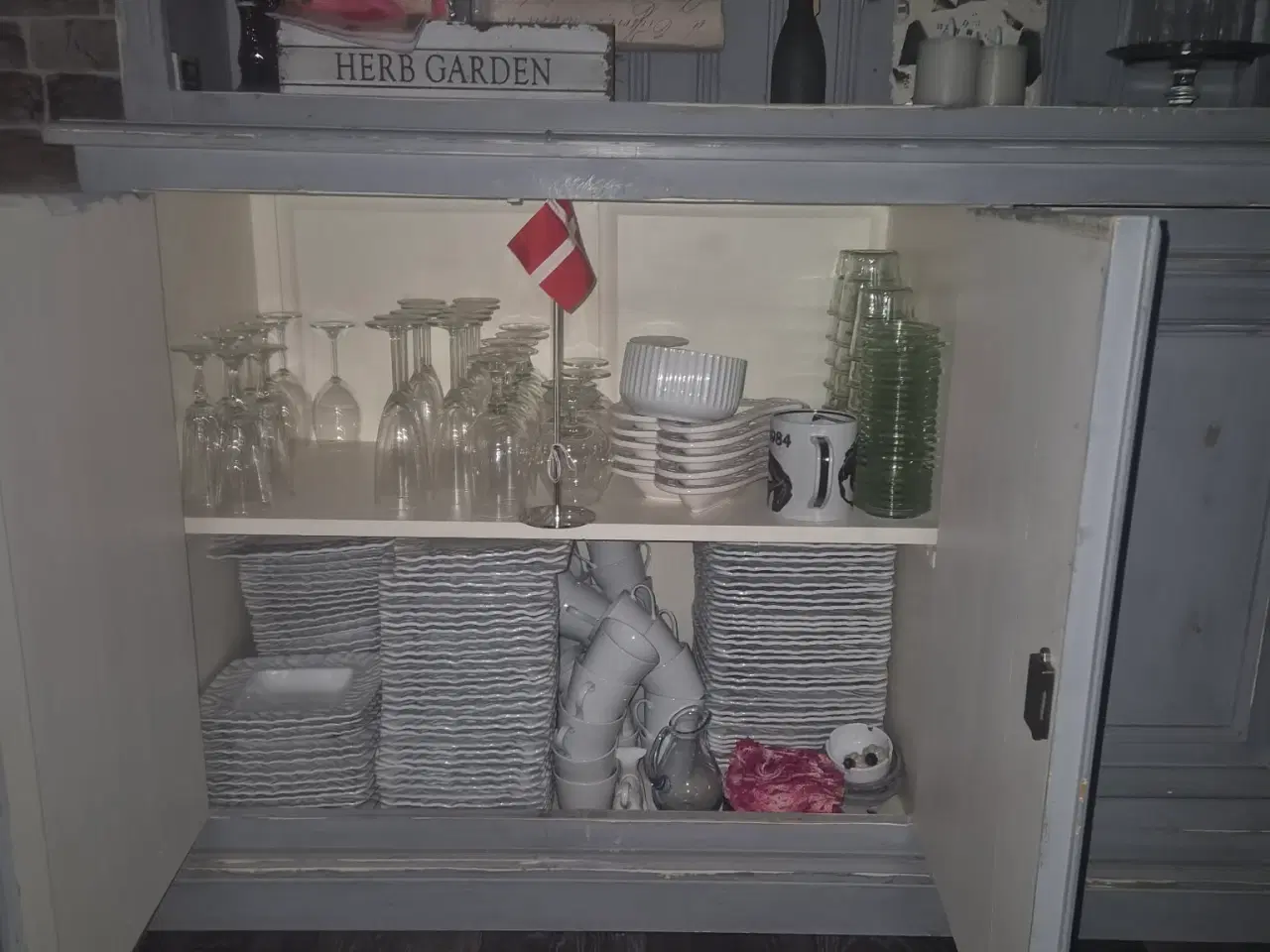 Billede 2 - Skænk med overdel