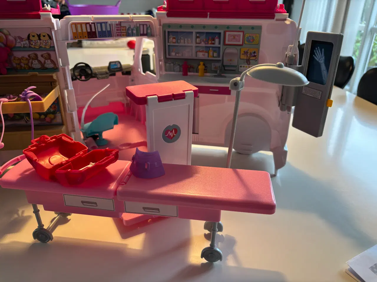 Billede 3 - Barbie ambulance 