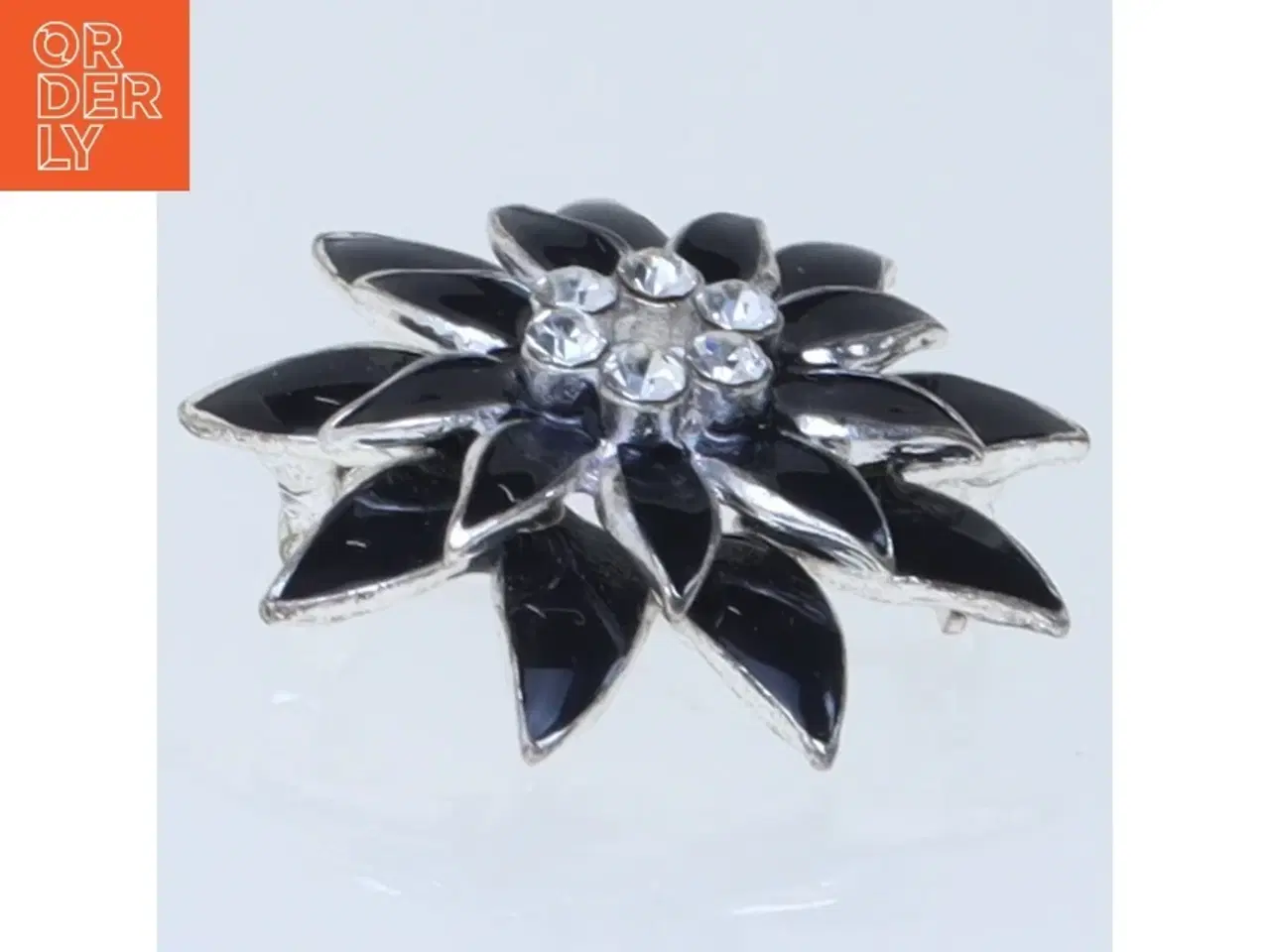 Billede 3 - Blomstformet broche i sort (str. 3,5 cm)