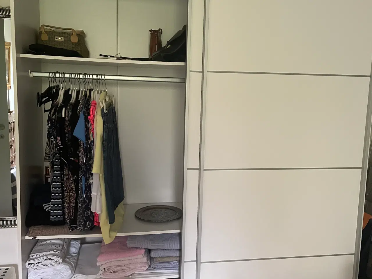 Billede 3 - Klædeskab med skydelåger 