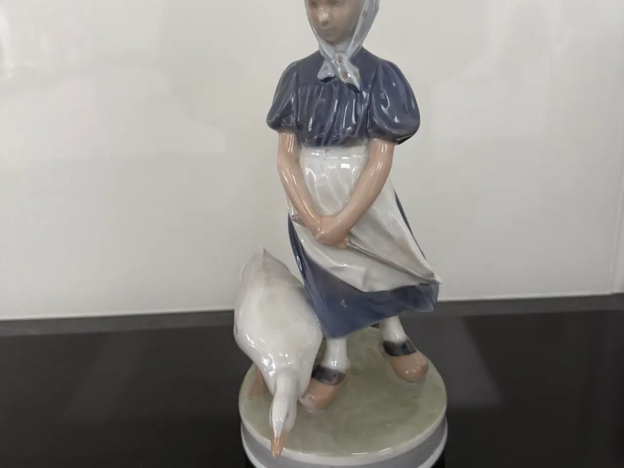 Billede 2 - Royal Copenhagen Malkekonen og Pigen med gåsen