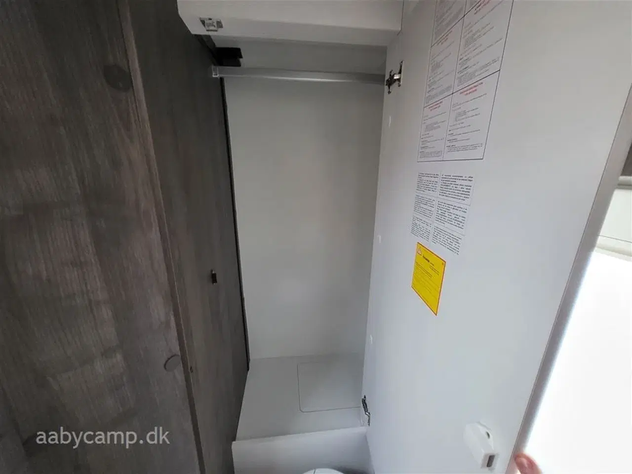 Billede 22 - 2020 - Benimar Amphitryon 957   Lave enkeltsenge. ende badeværelse.face to face siddegruppe.