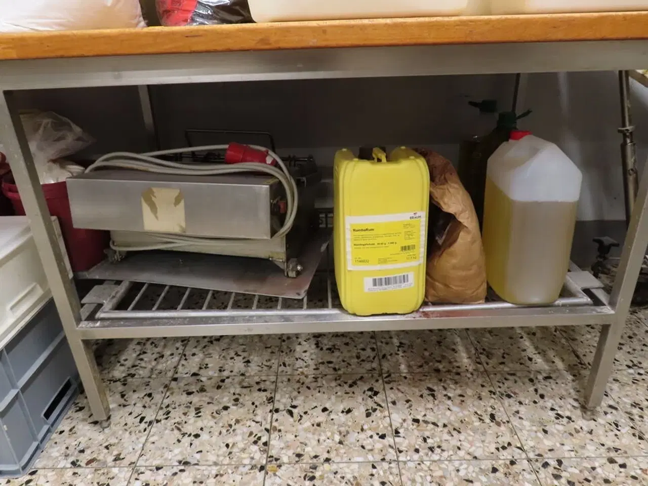 Billede 2 - Arbejdsbord med indhold