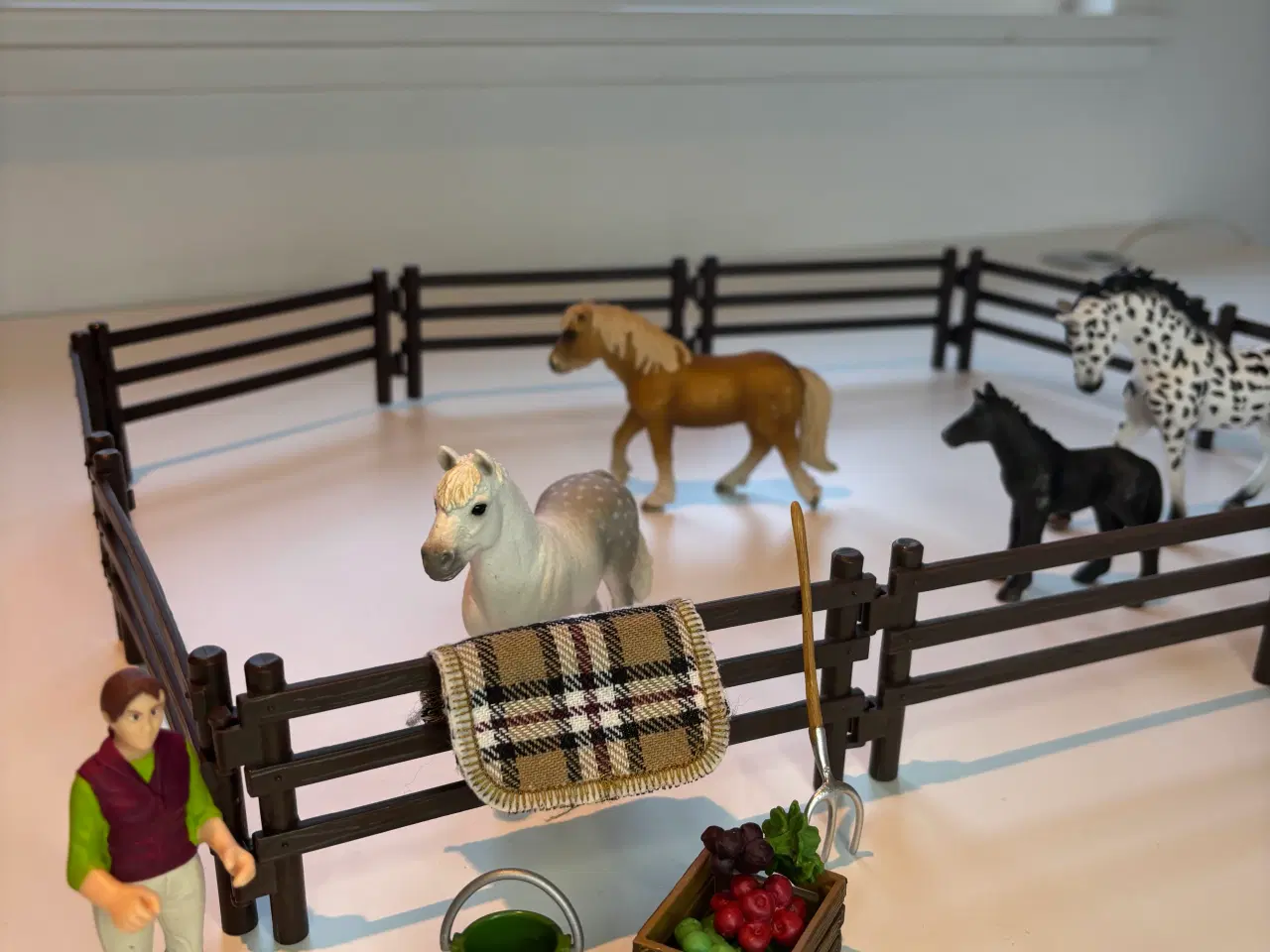 Billede 8 - Schleich fold område med 5 stk heste