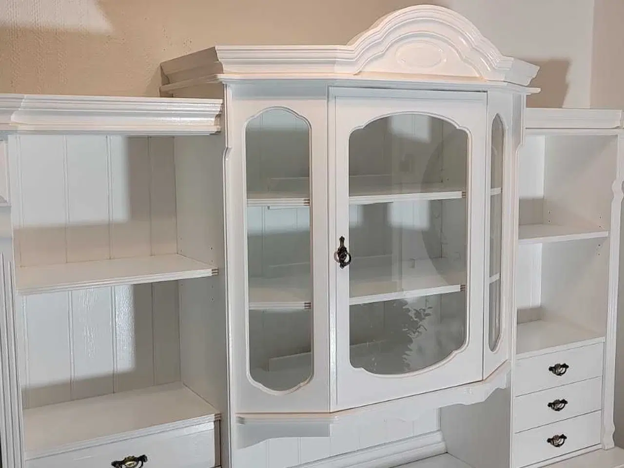 Billede 4 - Ny malet vitrineskab 