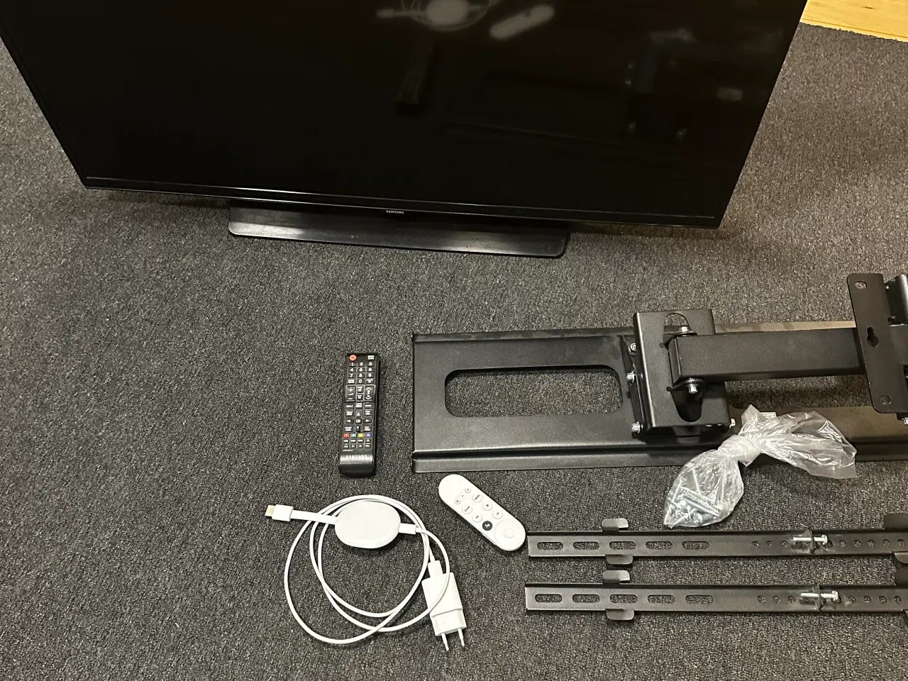 Billede 1 - Samsung 42" LCD tv med vægbeslag og Google TV