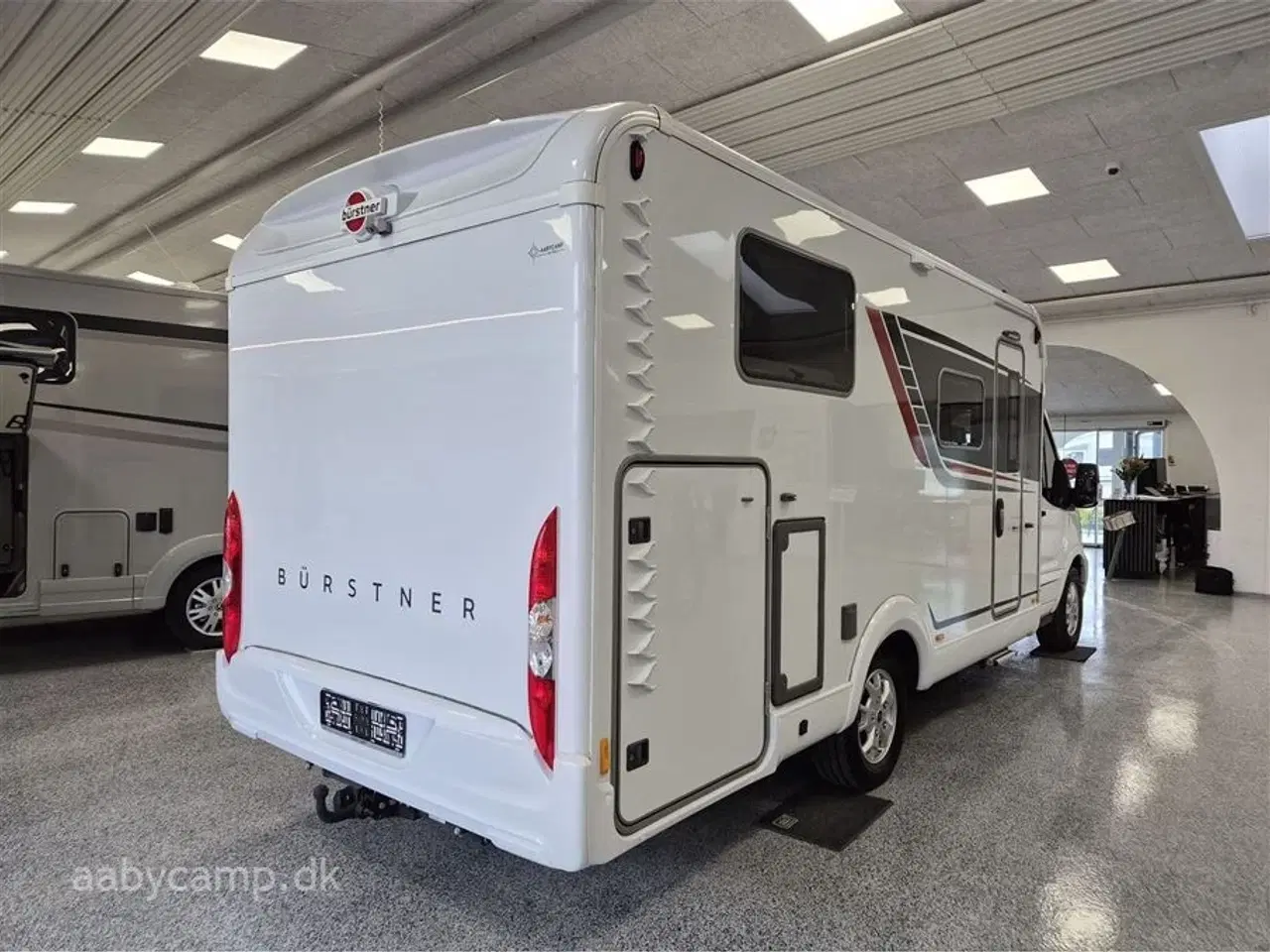 Billede 2 - 2023 - Bürstner Lineo T690 G   Automatgear. solcelle. 2x batterier. inverter. maxfann. Fyldegas. kompressor køleskab. Avara alarm system. anhængertræk. elektrisk indgangstrin.