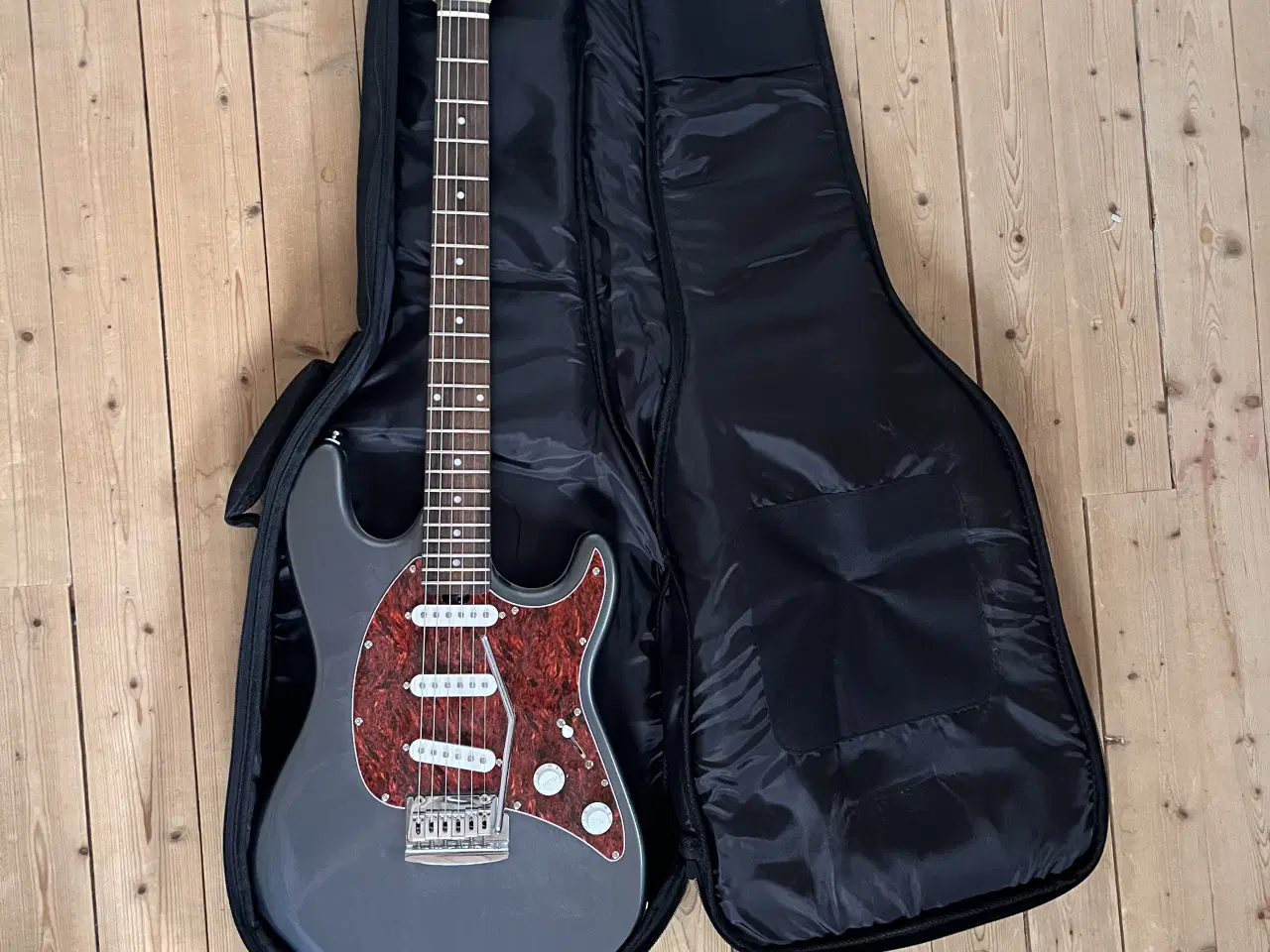 Billede 3 - Elektrisk guitar med forstærker, taske og tilbehør