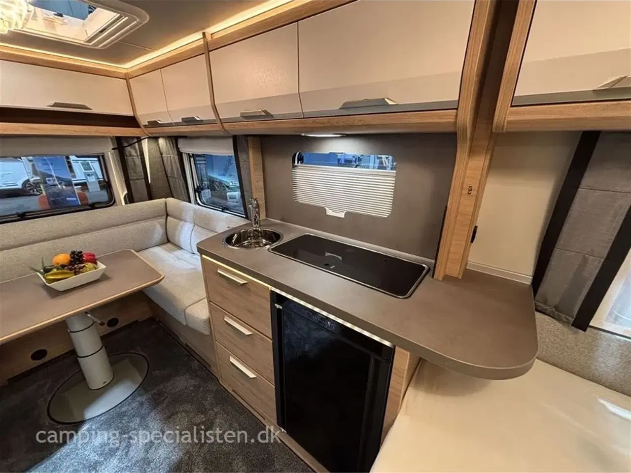 Billede 5 - 2026 - Knaus Südwind 450 FU   Nyhed 2026 Knaus 450 FU BLACK SELECTION kan snart ses hos Camping-Specialisten.dk