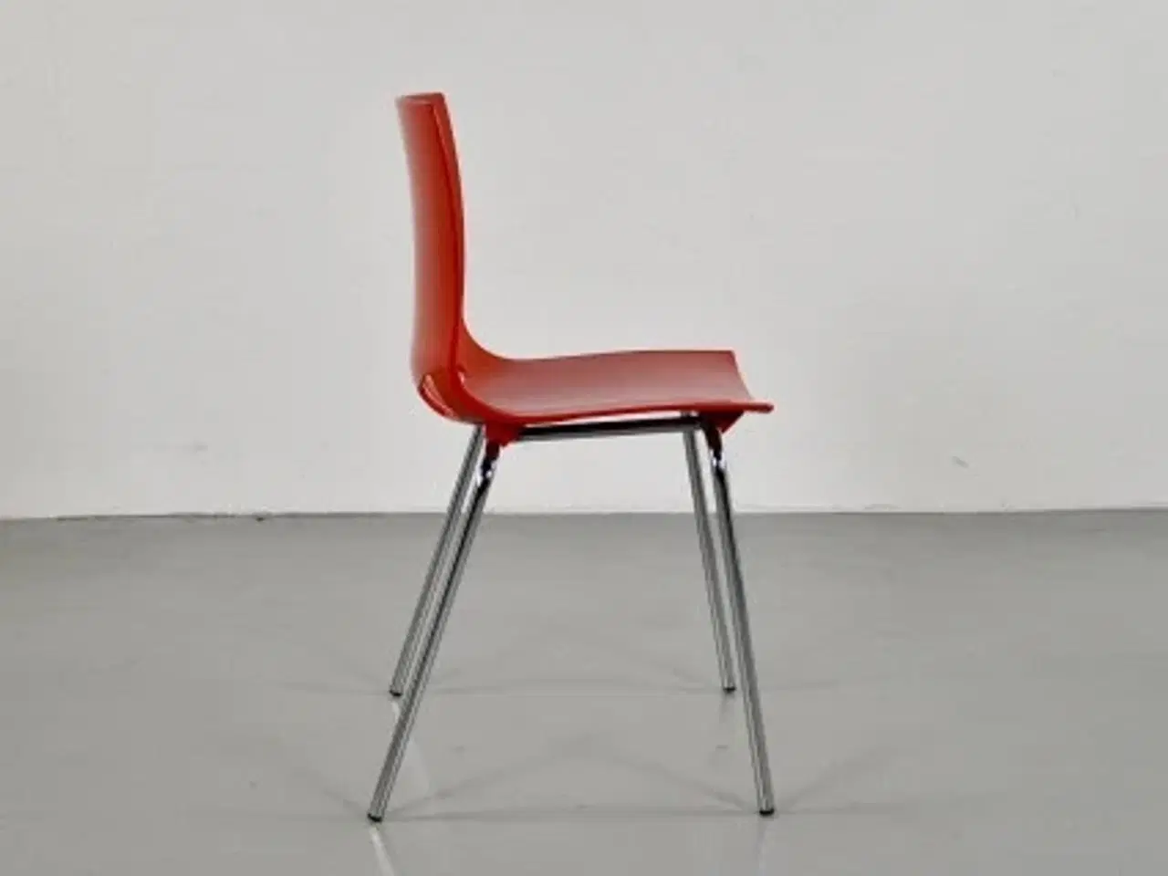 Billede 2 - Skalstol i rød plast med krom stel