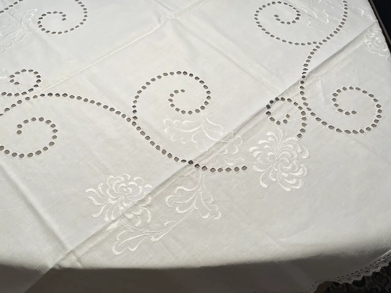 Billede 1 - Håndbroderet dug