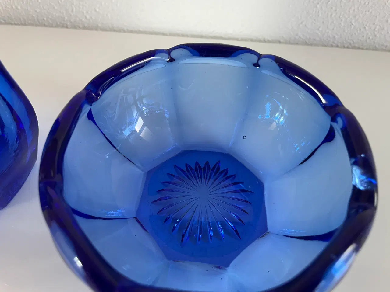 Billede 2 - Antik fløde og sukkerskål, blåt glas