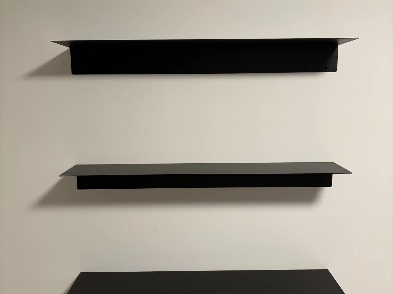 Billede 3 - Hylder i sort stål