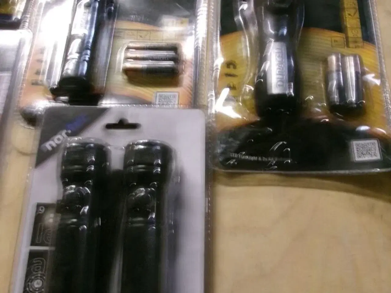 Billede 5 - Brevsprække, dørhåndtag, batteriopladere, dørklokke, lommelygter, hængelåse