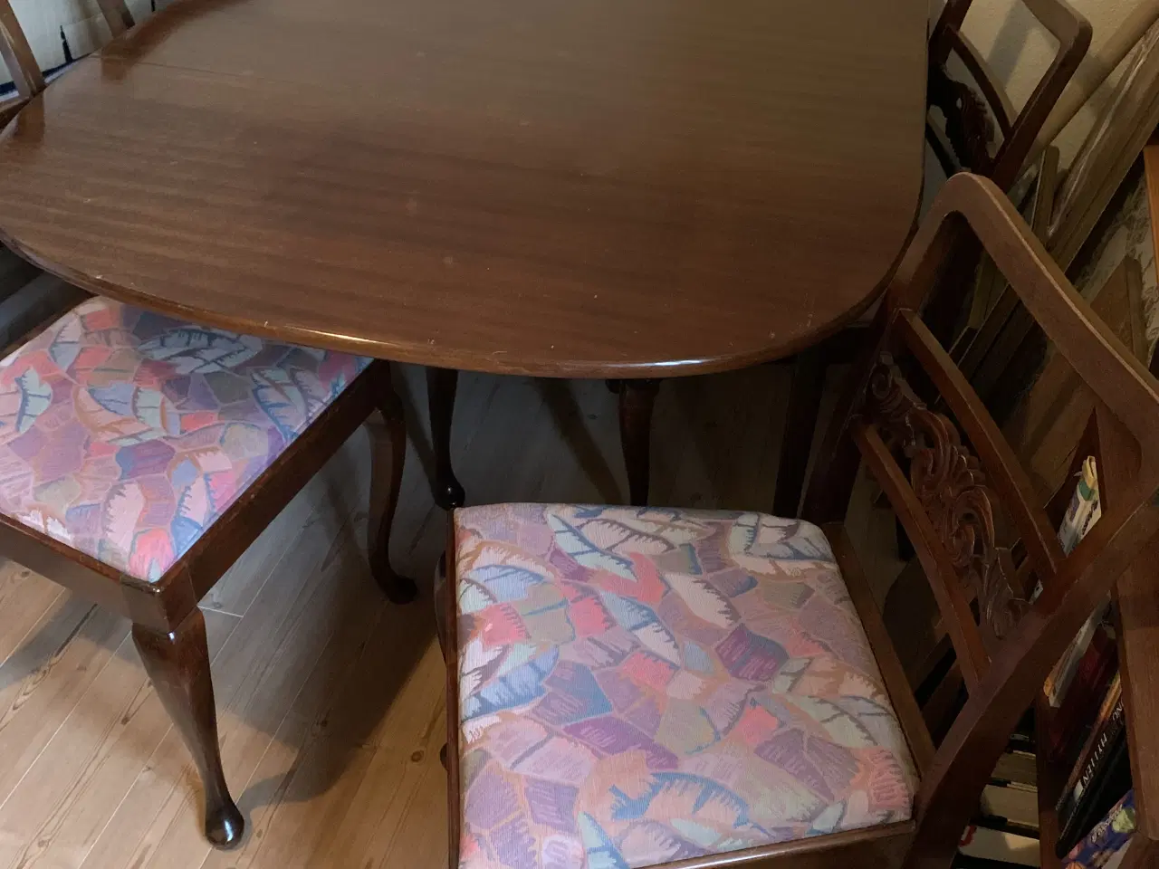 Billede 1 - Ovalt spisebord med klapper og 4 stole i mahogni