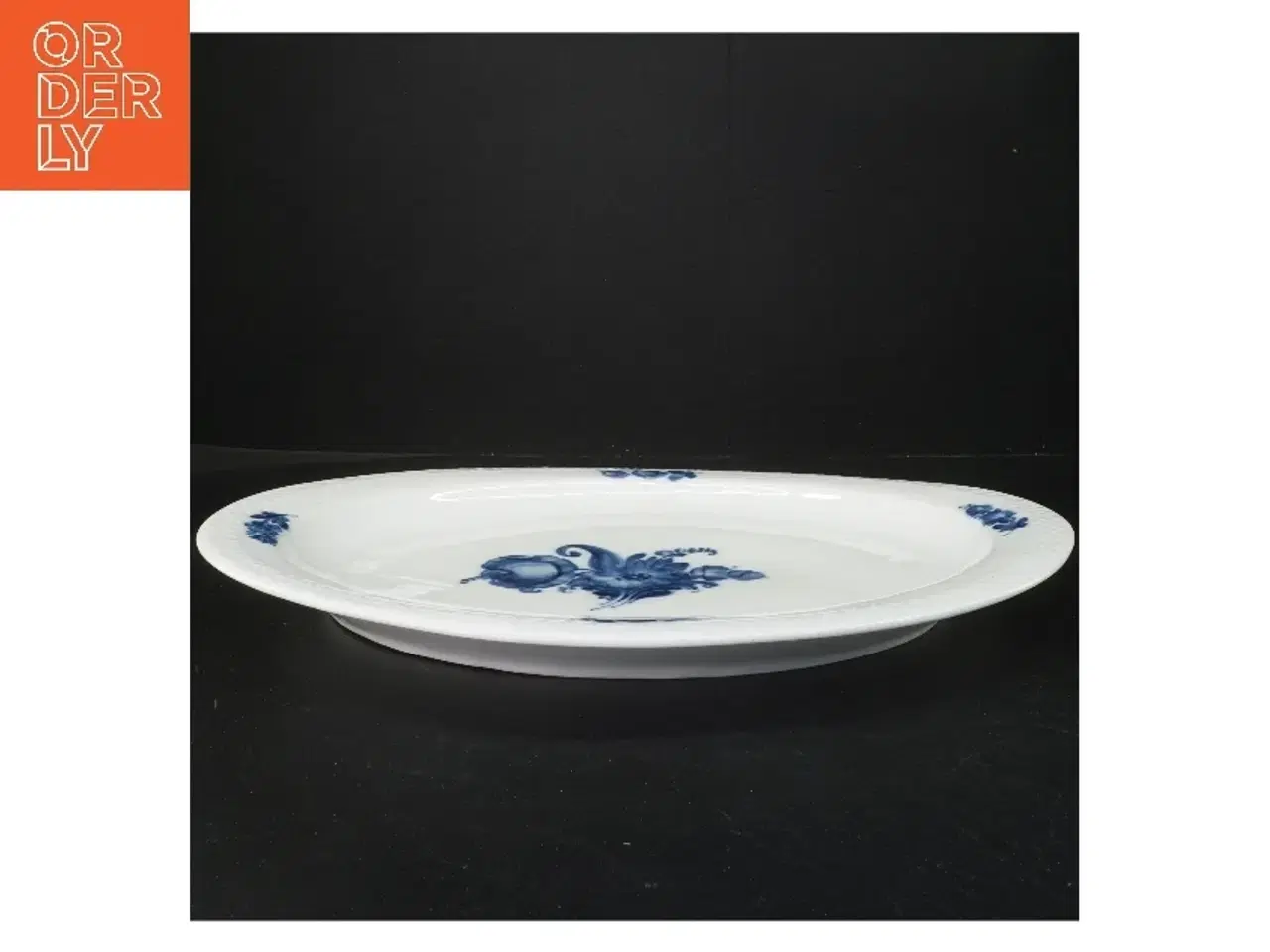 Billede 1 - Porcelænsfad med blå blomst fra Royal Copenhagen (str. 42x34 cm)