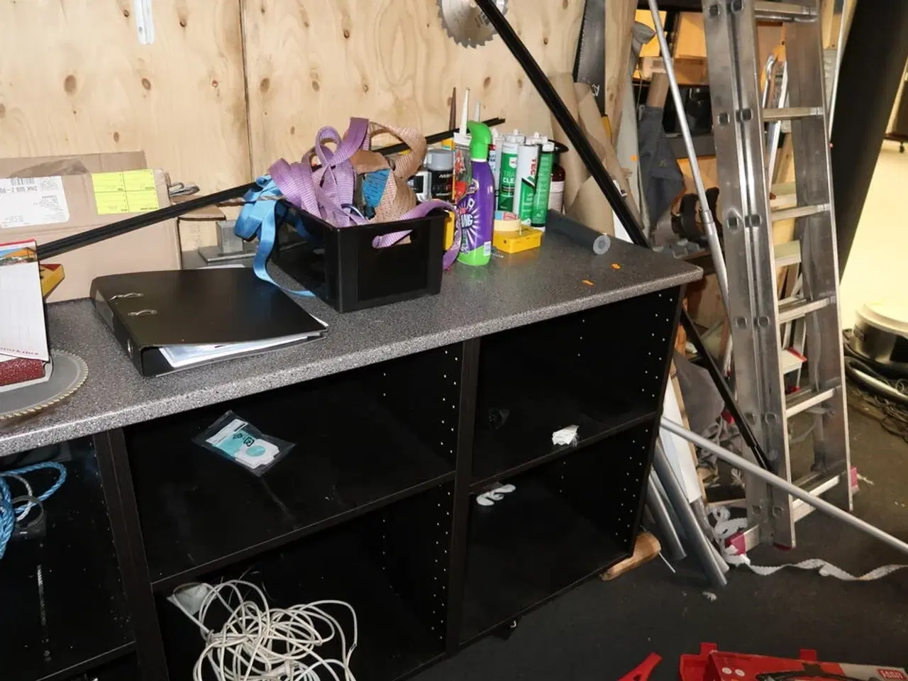 Billede 4 - Arbejdsbord med skuffer med indhold (maskiner medfølger ikke)