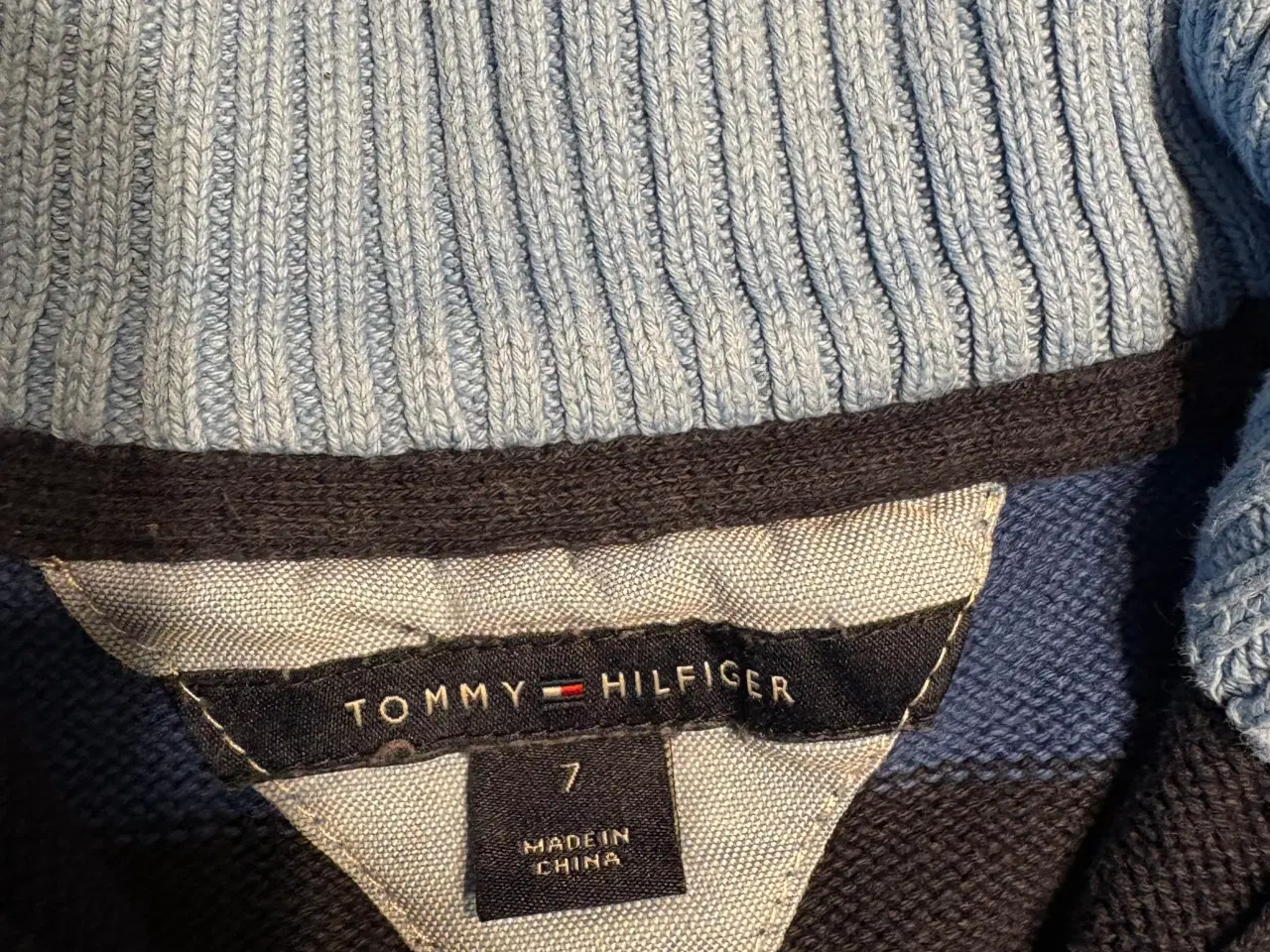Billede 3 - Flot Tommy Hilfiger strik med lynlås – Str. 7