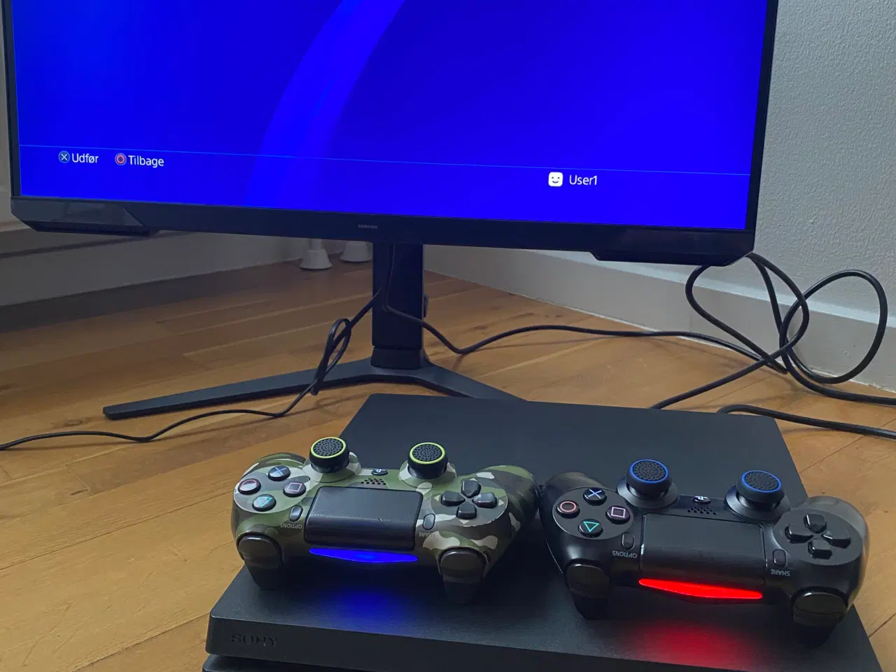 Billede 3 - PS4 Pro 1TB – 2 controllere + 3 spil, flot stand