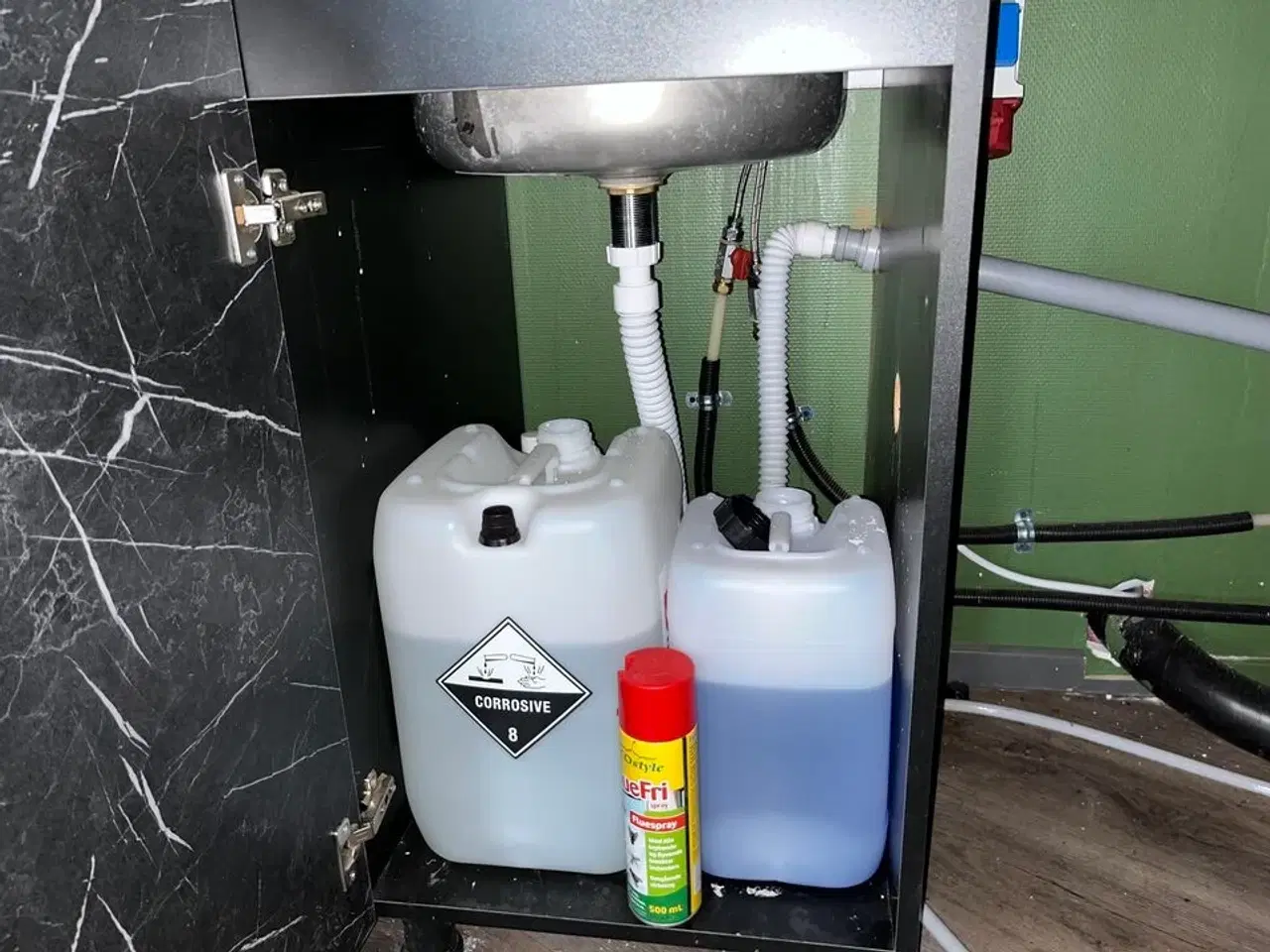 Billede 6 - Disk m. 2. Stk. Vaske stationer og 2. Stk underskabe