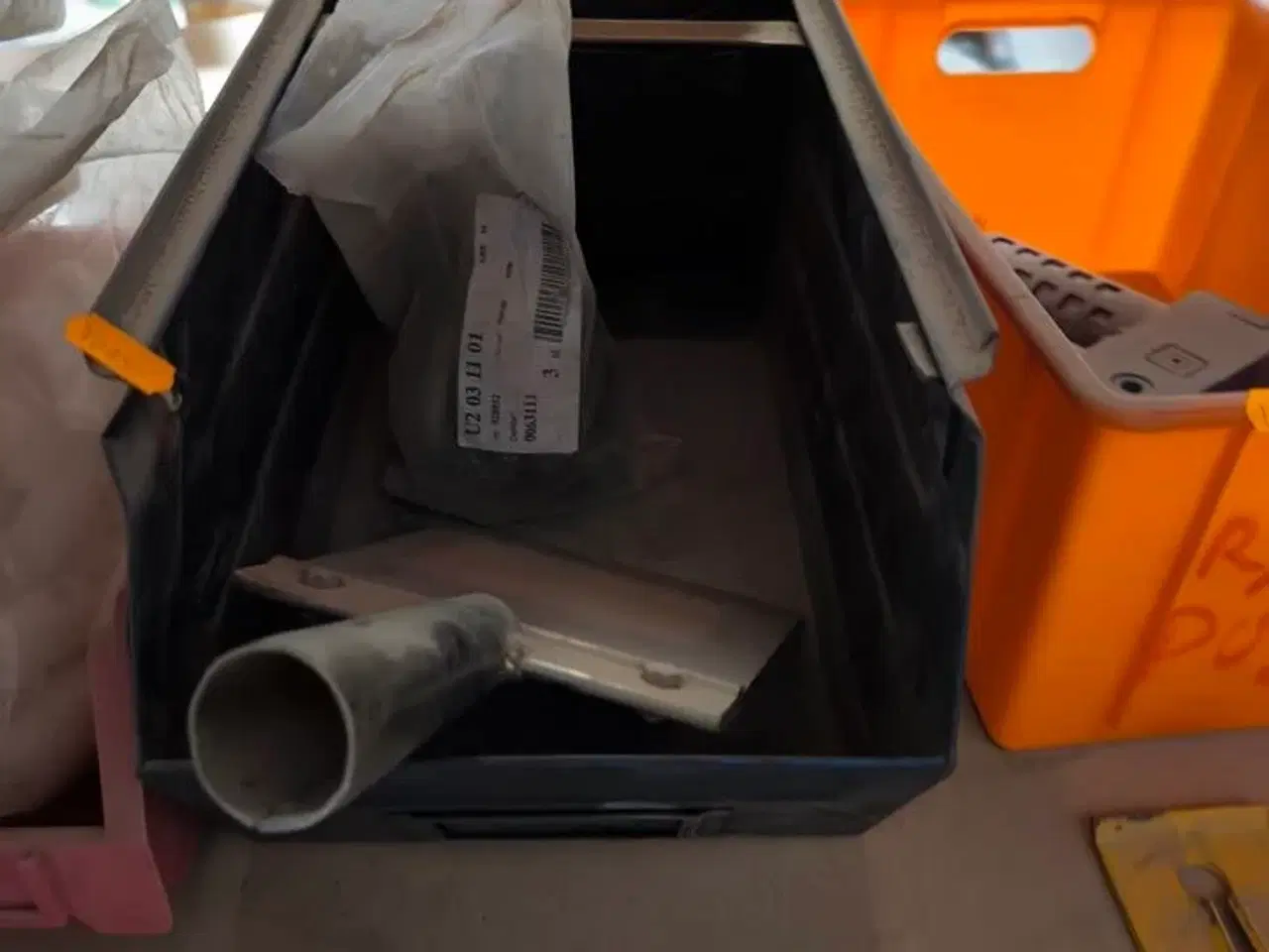 Billede 10 - Indhold på reol (venstre fag)