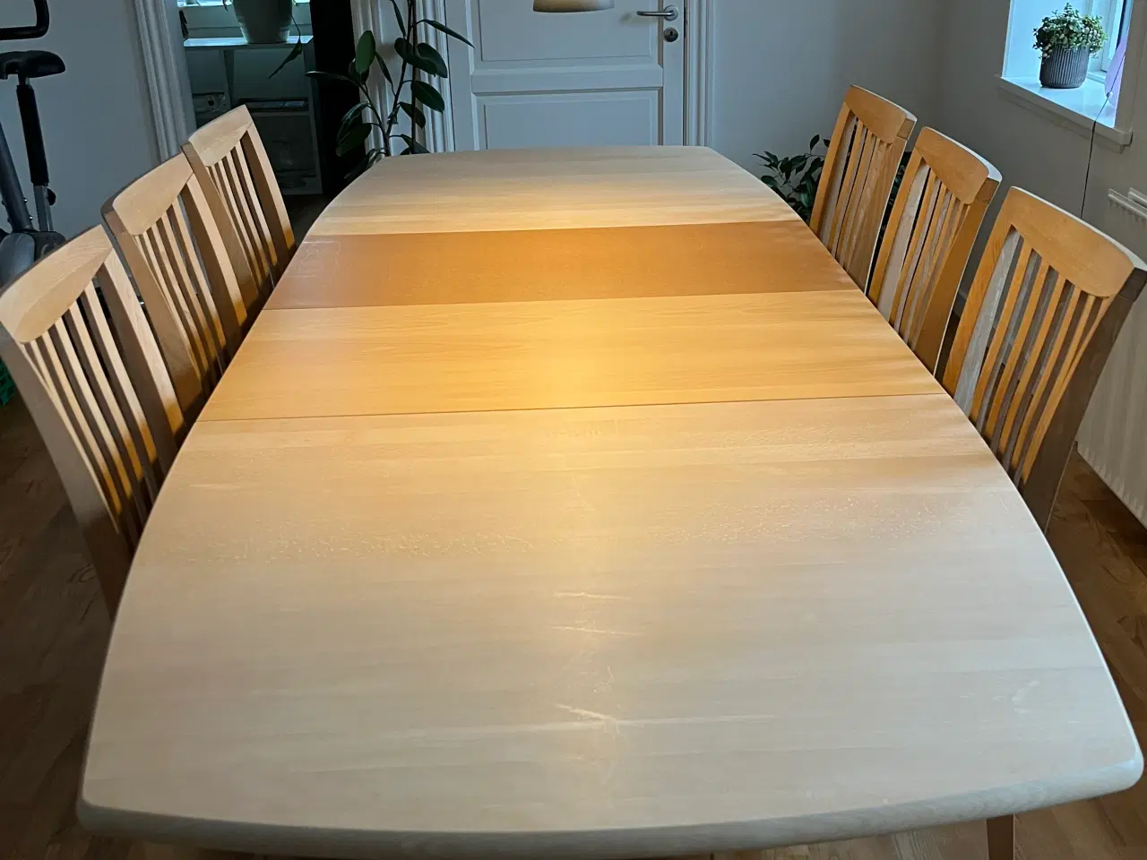 Billede 3 - Bord med 6 stole + sofabordet.