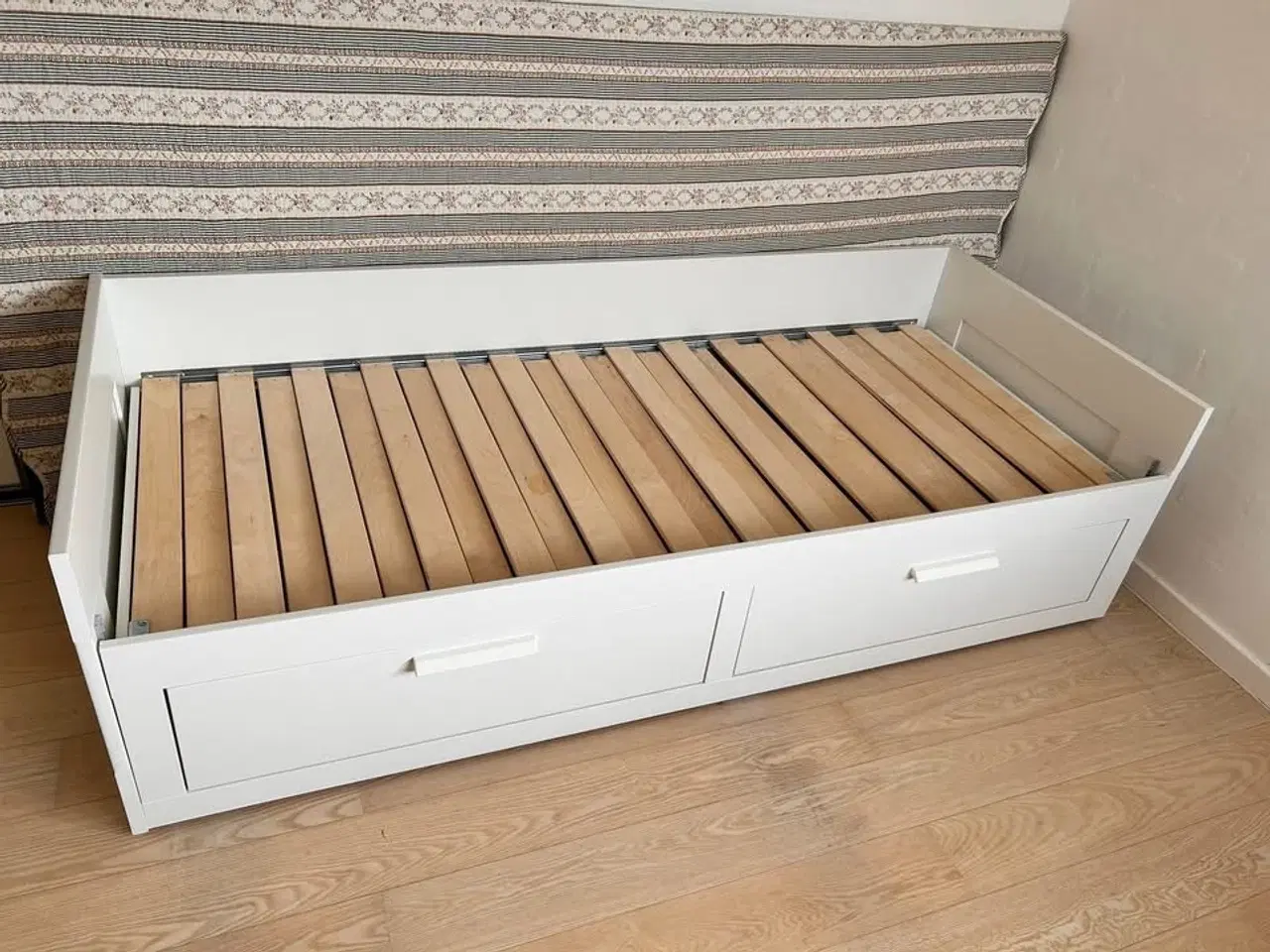 Billede 5 - Hvid IKEA Brimmes gæsteseng 80/160 x 200