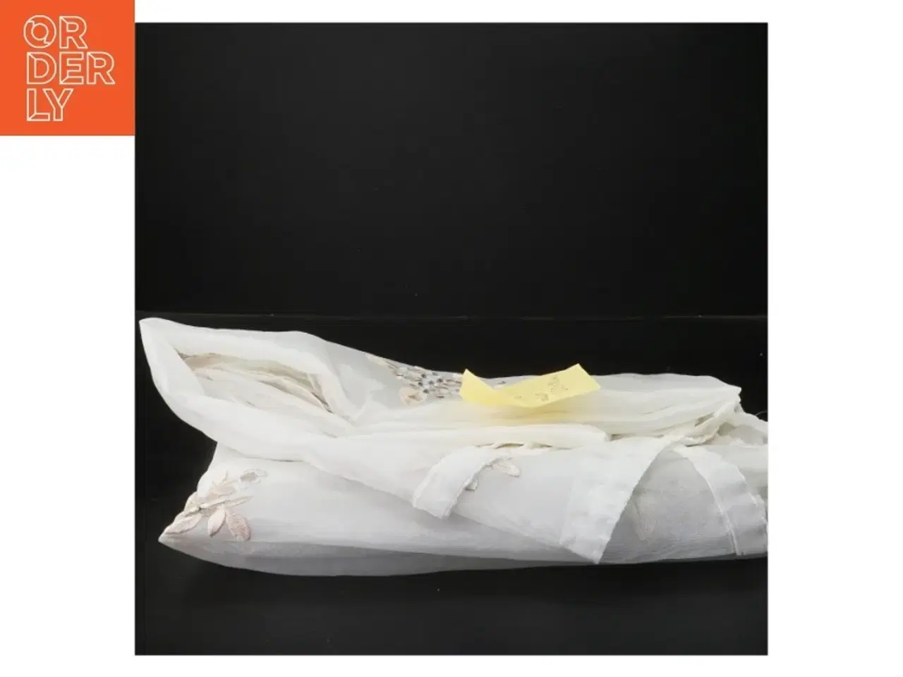 Billede 3 - Lene Bjerre dug med blomsterbroderi (str. 220x130 cm)