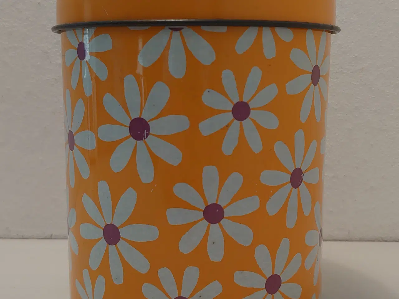 Billede 1 - Gammel blikdåse med Marguriteblomster. Ca.1970