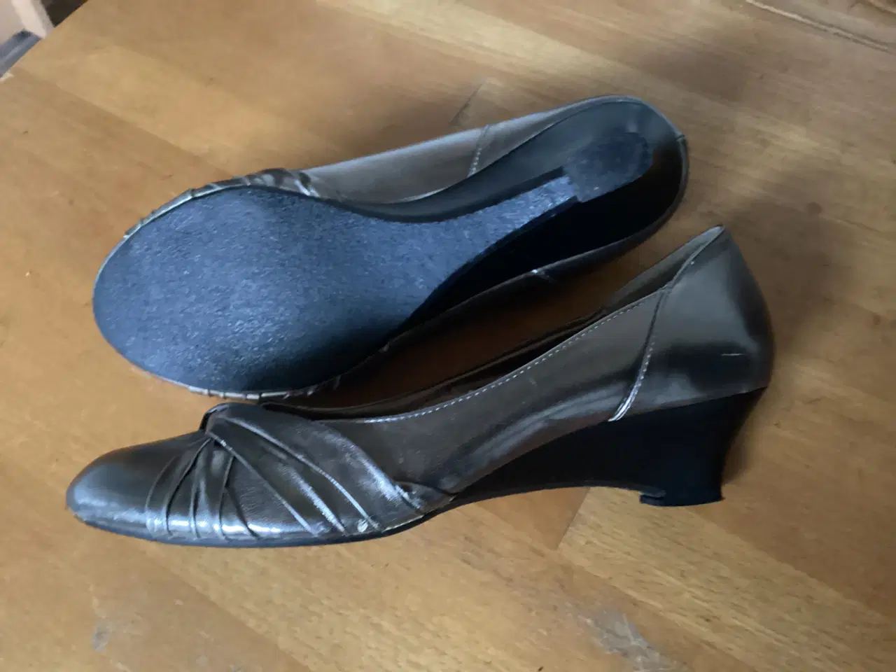 Billede 2 - 2 Par Dame sko. Str. 38. Sølv farvet  Brun