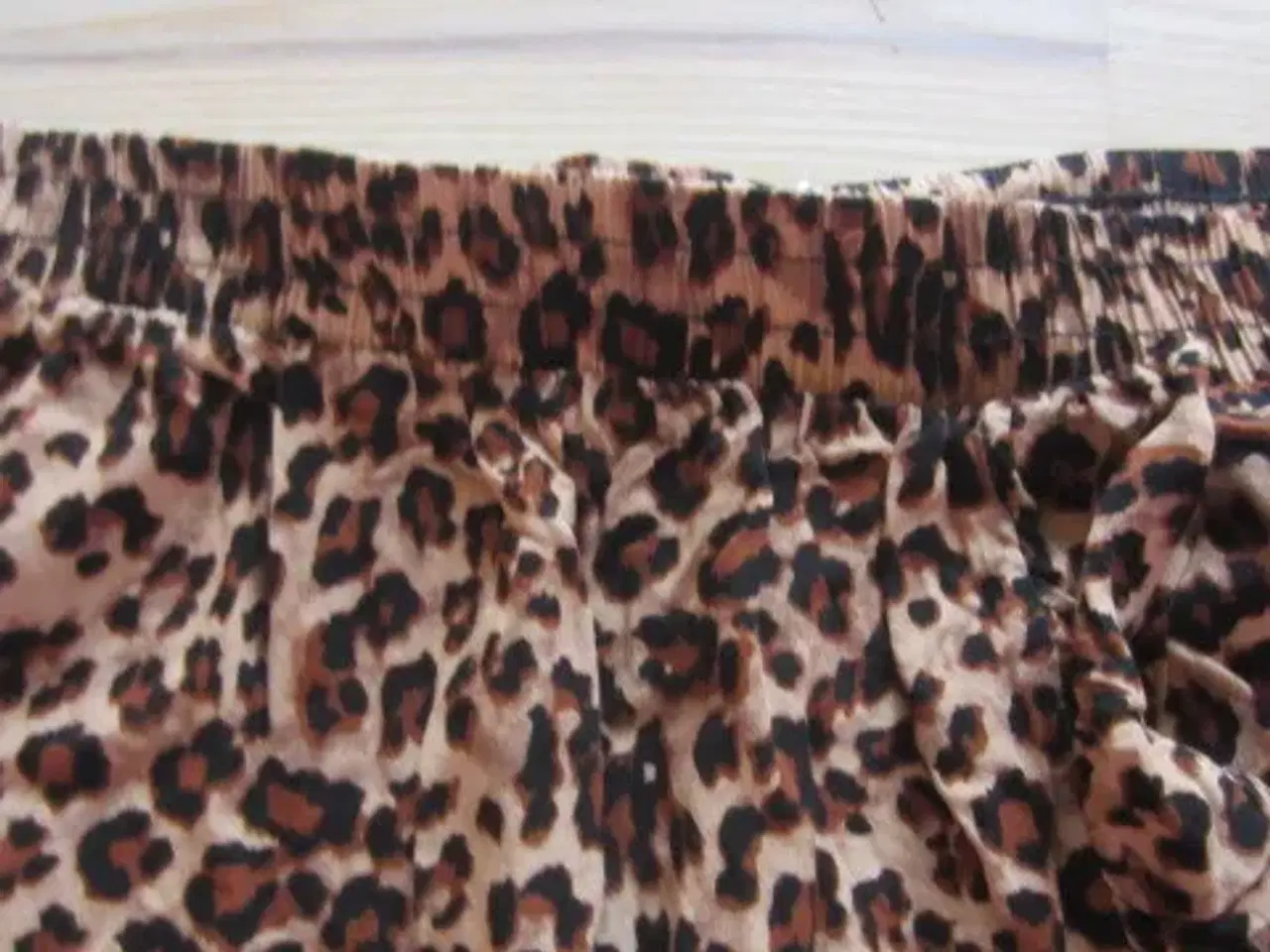 Billede 2 - Str. S/M, ubrugt leopard nederdel
