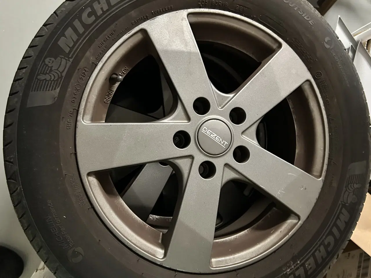 Billede 2 - Michelin sommerdæk 205/60 R16 på Dezent alufælge