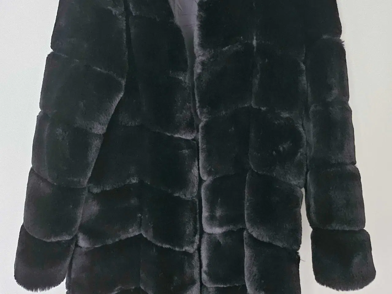 Billede 1 - 🖤 Eksklusiv faux fur frakke fra Esther.H Paris