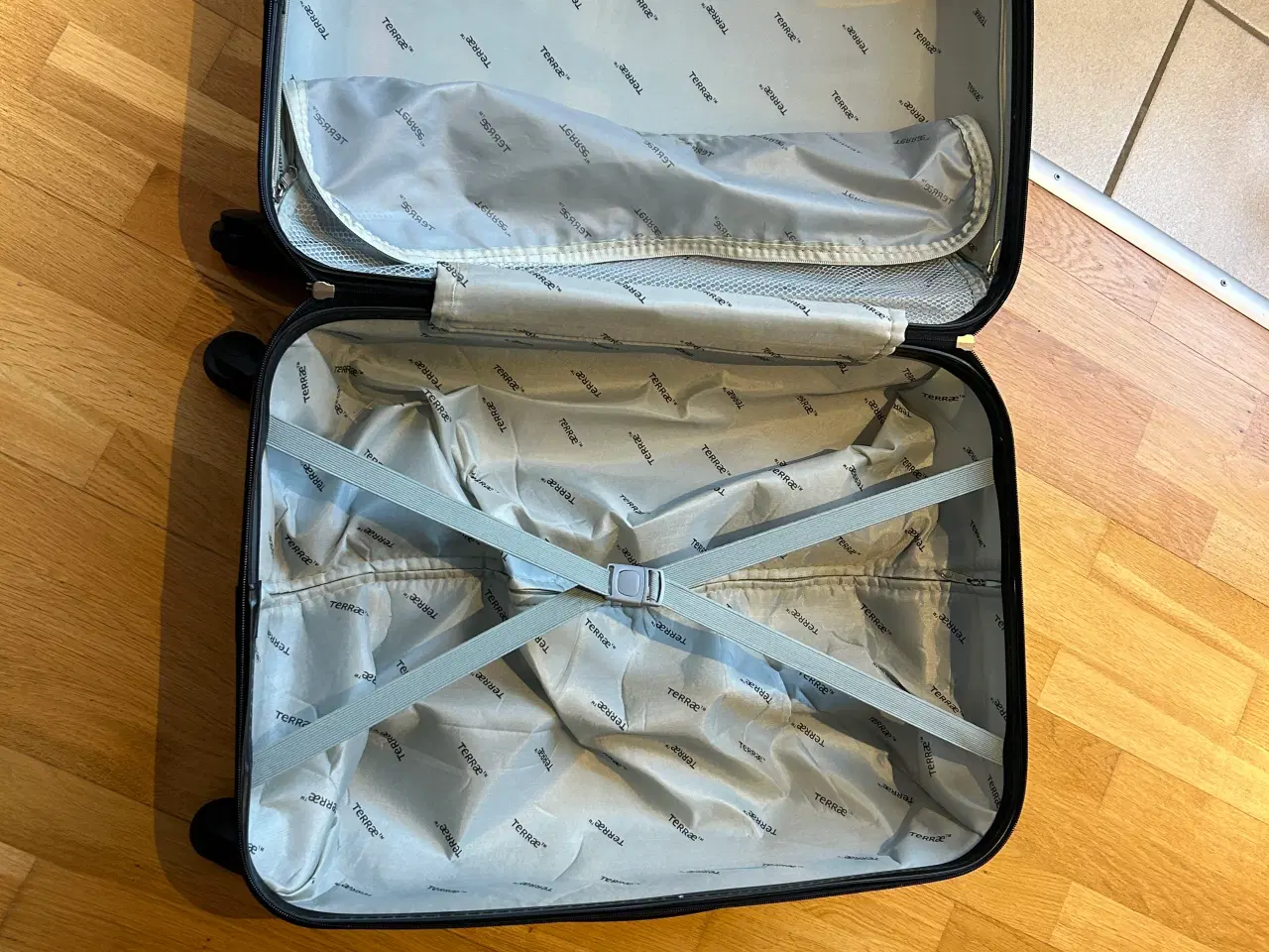 Billede 7 - Næsten ny trolley med 4 hjul og lås