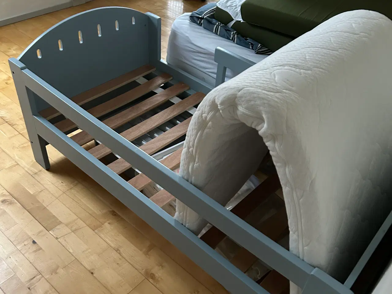 Billede 6 - Junior seng med Madres 140 + 70+10 cm.