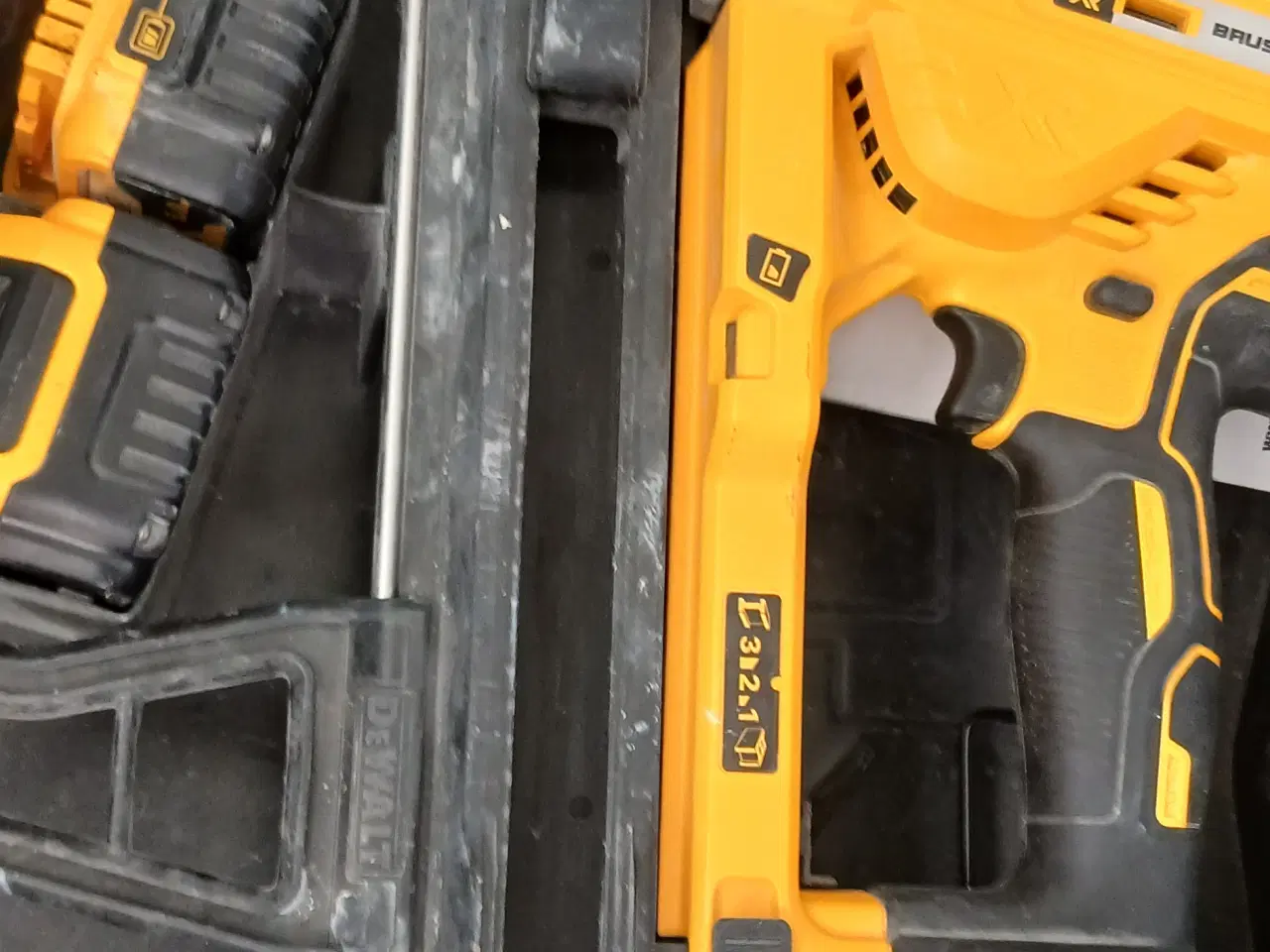 Billede 3 - Dewalt xr sømpistol med søm, 2stk batteri od lader
