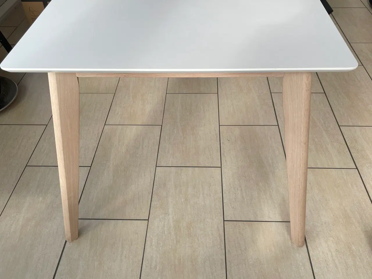Billede 2 - Spisebord hvid laminat