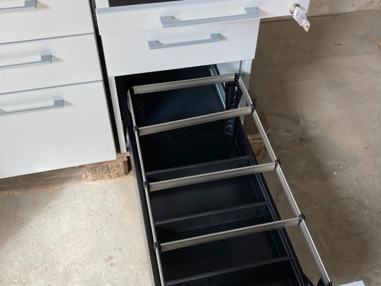 Billede 3 - Arbejds/skrivebord m. Skuffeelement