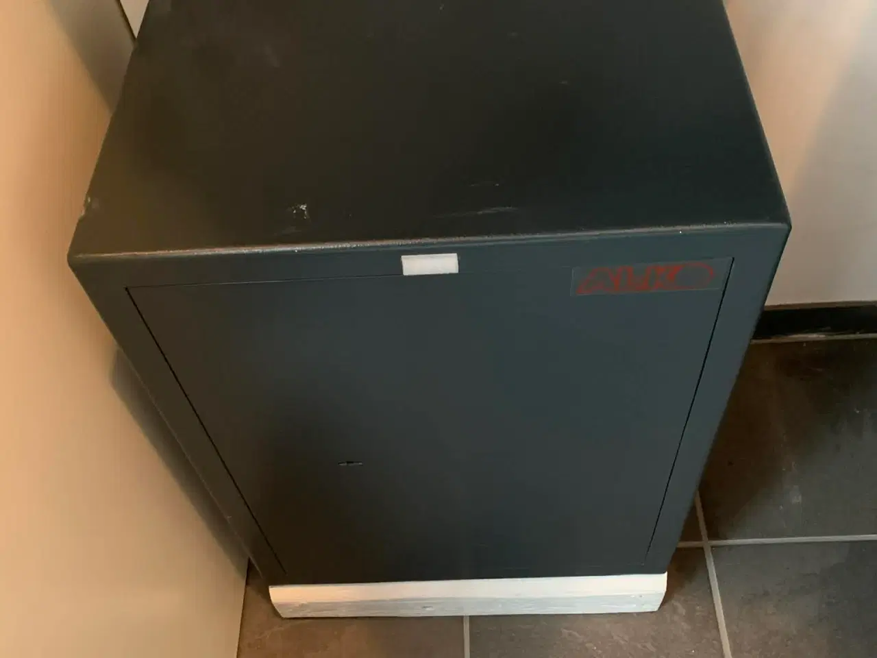 Billede 2 - Værdiboks i stål med hvidt camouflageskab 