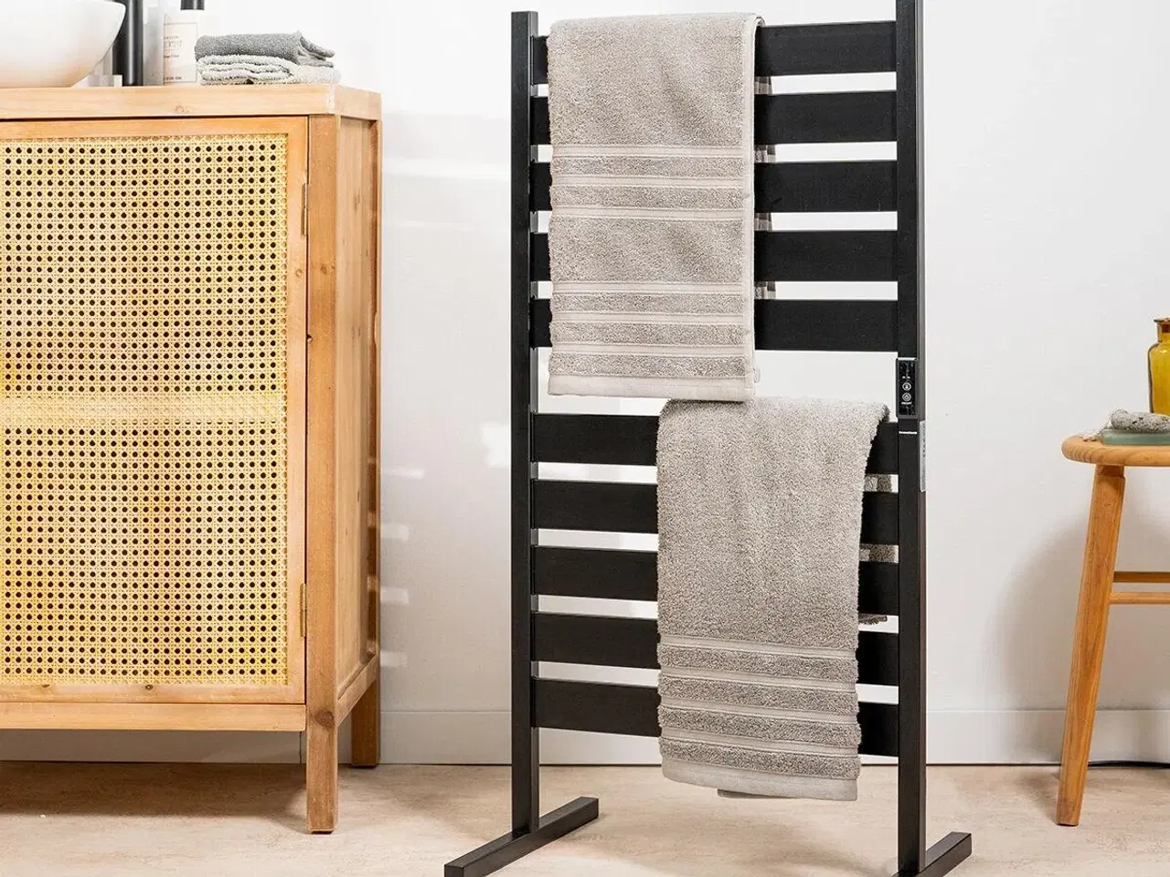 Billede 3 - Elektronisk håndklædetørrer til væg eller gulv - 10 stænger, sort