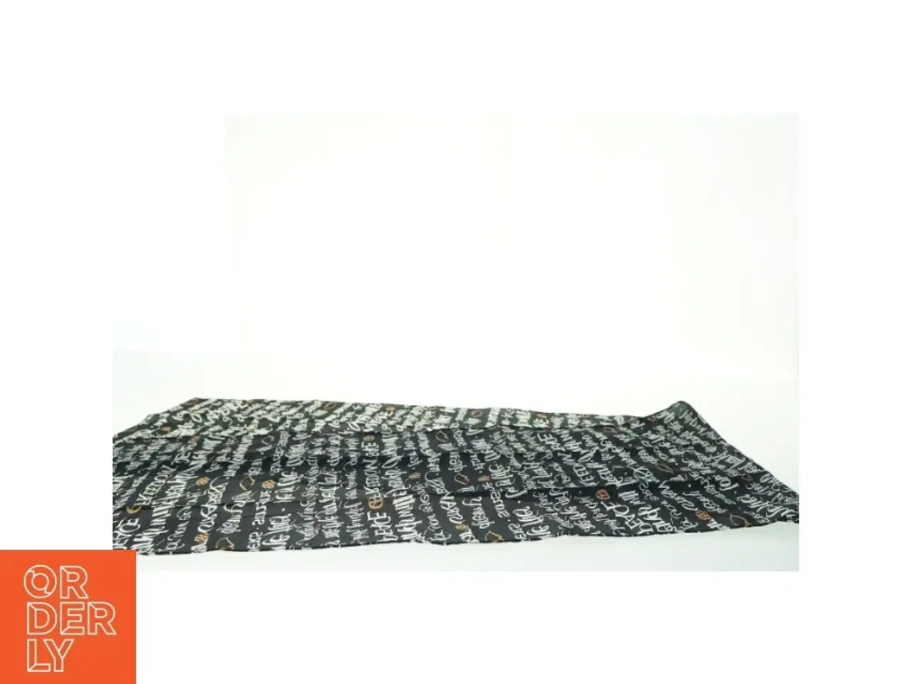 Billede 4 - Sort Silke Tørklæde med skrift fra Charlotte Sparre (str. 33 x. 155 cm)