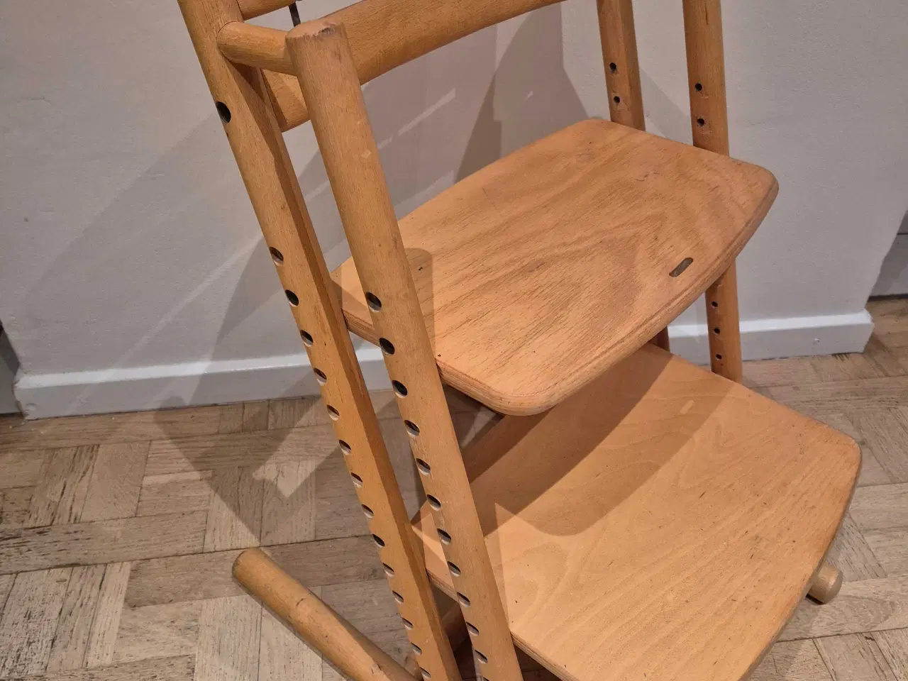 Billede 1 - Højstol lyst lakeret træ