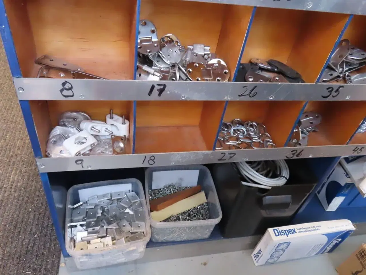 Billede 2 - Reol med indhold af diverse beslag, fittings mv.
